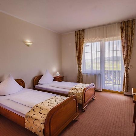 Hotel Europa Kokeltal Albesti  Bagian luar foto