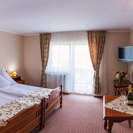 Hotel Europa Kokeltal Albesti  Bagian luar foto