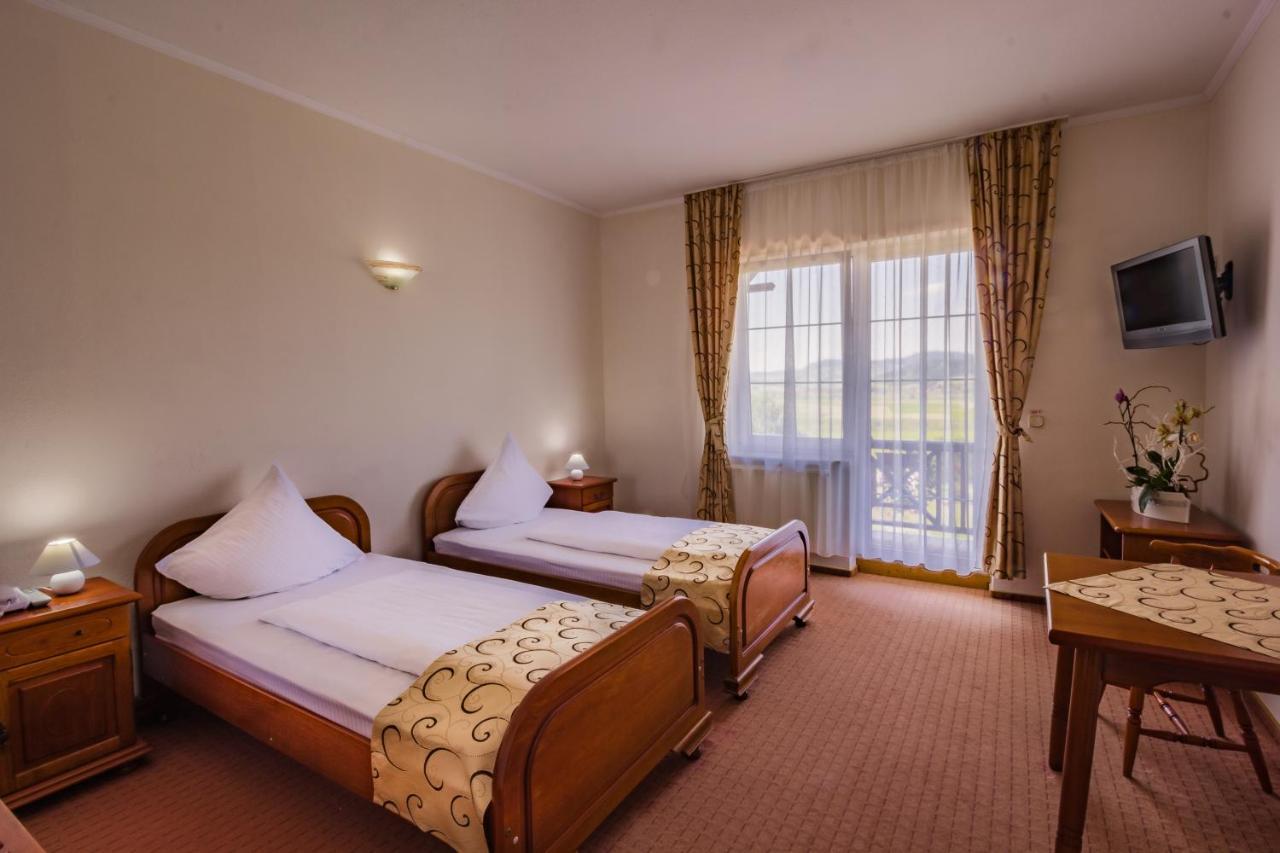 Hotel Europa Kokeltal Albesti  Bagian luar foto