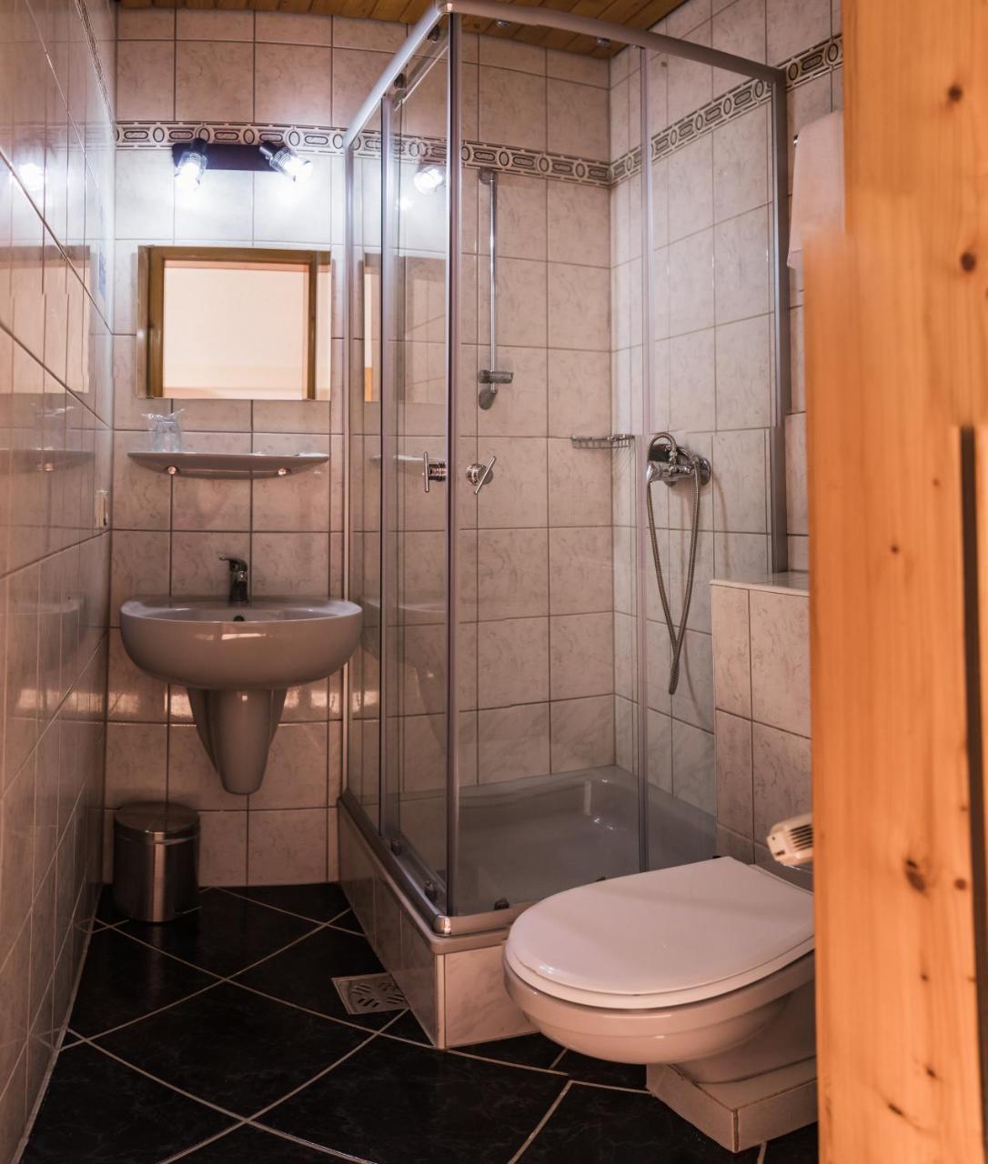 Hotel Europa Kokeltal Albesti  Bagian luar foto
