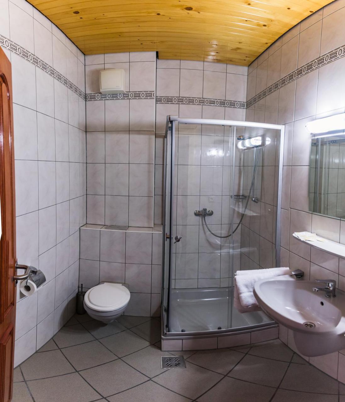 Hotel Europa Kokeltal Albesti  Bagian luar foto
