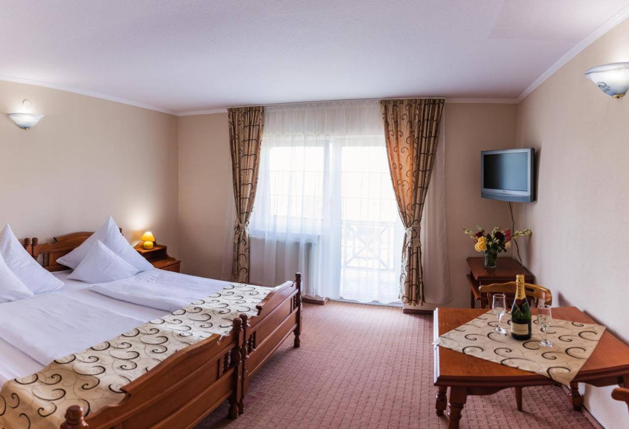 Hotel Europa Kokeltal Albesti  Bagian luar foto