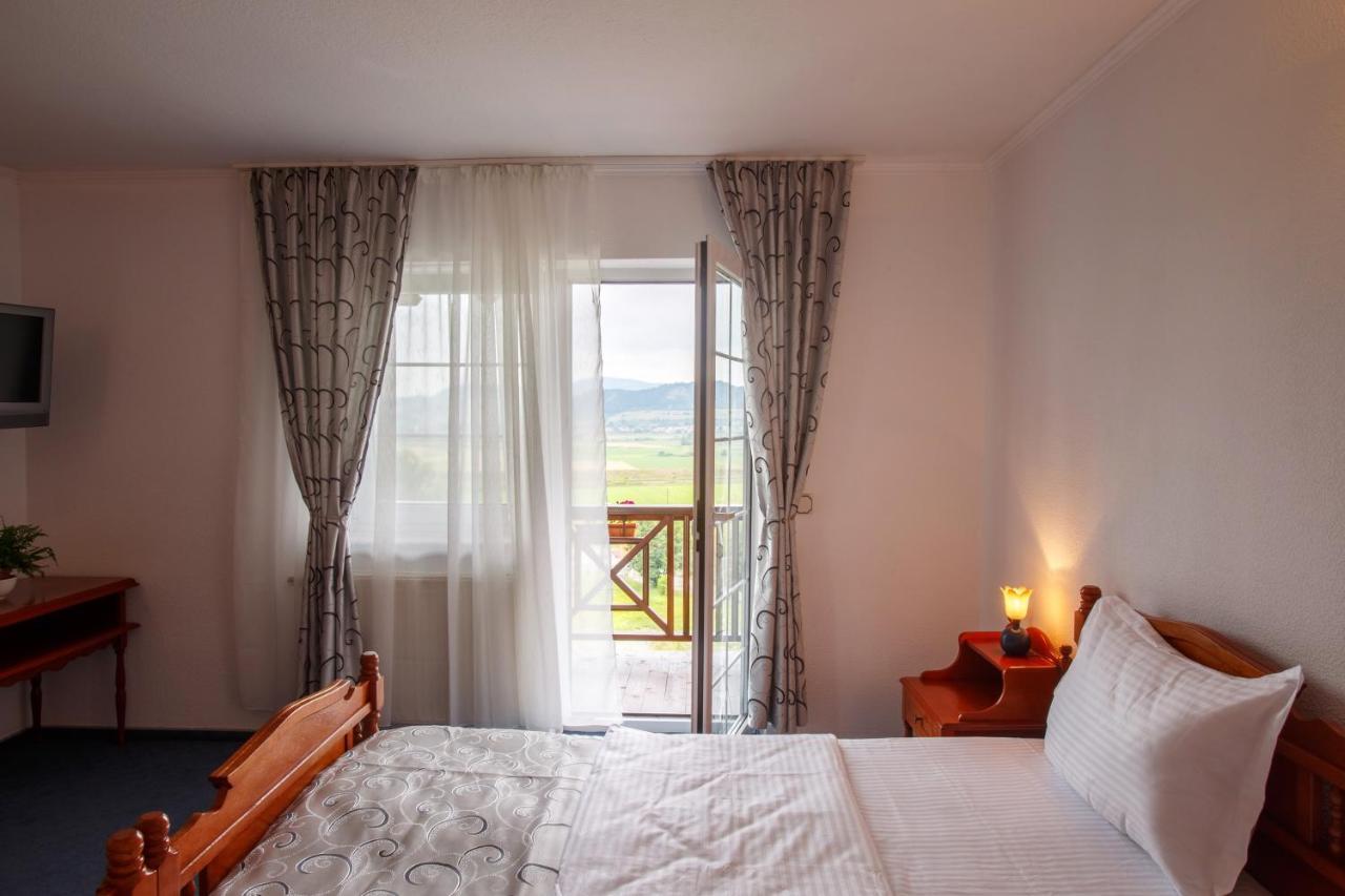 Hotel Europa Kokeltal Albesti  Bagian luar foto