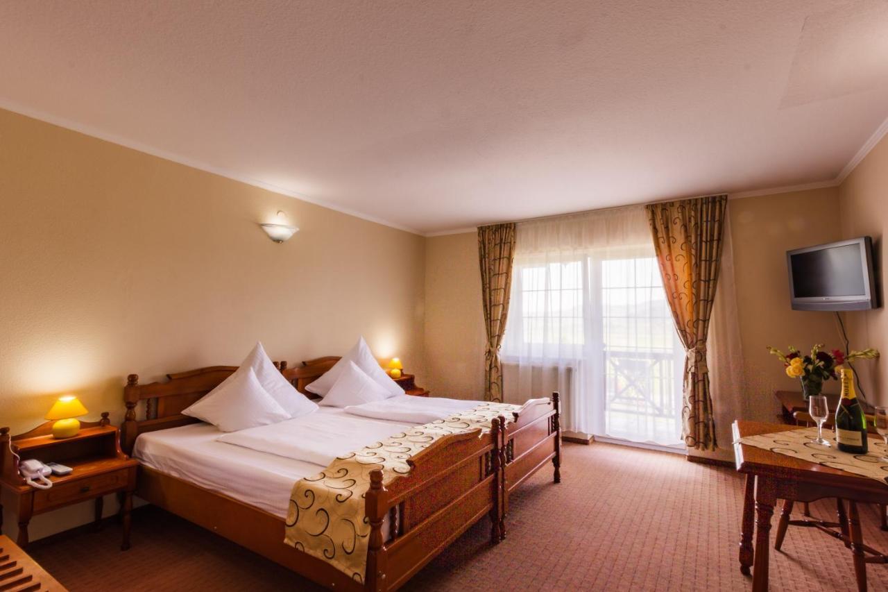 Hotel Europa Kokeltal Albesti  Bagian luar foto