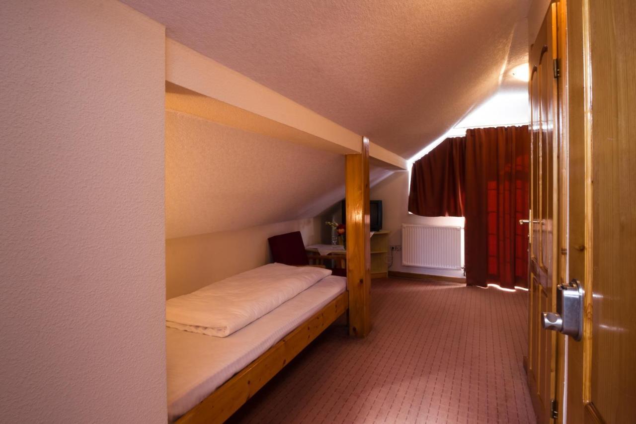 Hotel Europa Kokeltal Albesti  Bagian luar foto