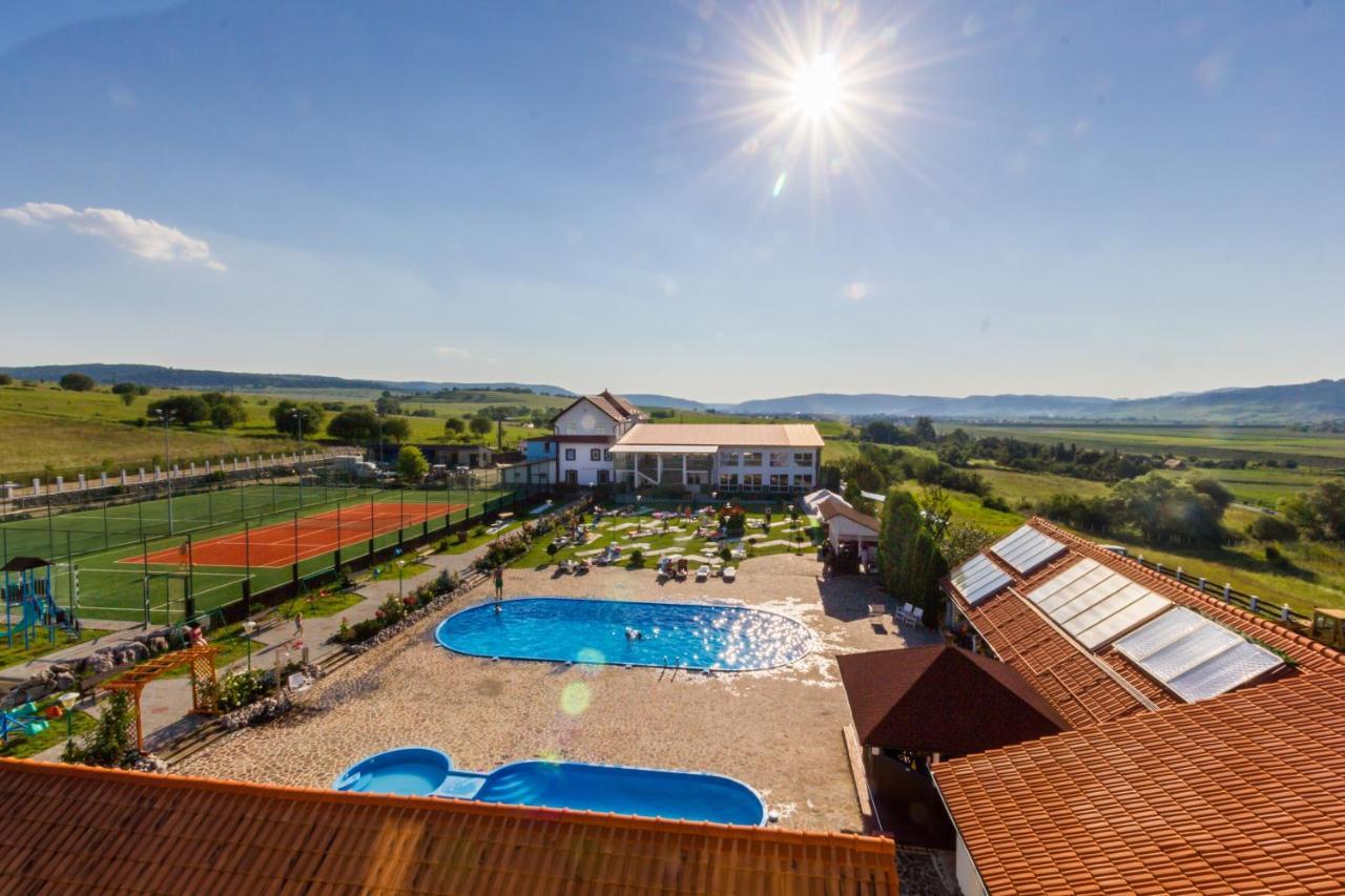 Hotel Europa Kokeltal Albesti  Bagian luar foto