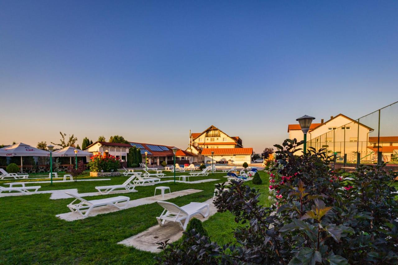 Hotel Europa Kokeltal Albesti  Bagian luar foto