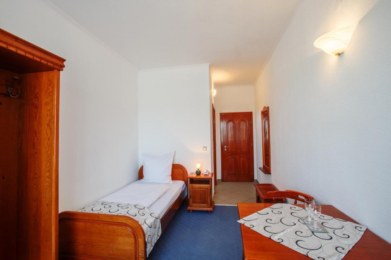 Hotel Europa Kokeltal Albesti  Bagian luar foto